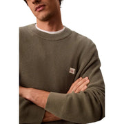 Pull Calvin Klein Jeans pour homme en maille gaufrée de coton vert olive avec motif diamant classique et logo sur la poitrine