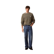 Pull en maille côtelée vert olive en coton avec petit logo blanc sur la poitrine, issu de la collection homme de Calvin Klein Jeans.