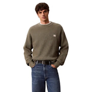 Pull Calvin Klein Jeans pour homme, vert, en maille gaufrée de coton texturée, avec étiquette de marque discrète sur la poitrine.