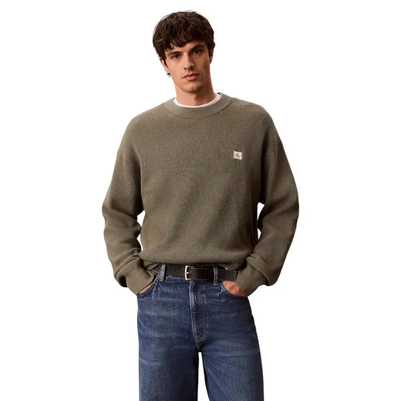 Pull Calvin Klein Jeans pour homme, vert, en maille gaufrée de coton texturée, avec étiquette de marque discrète sur la poitrine.