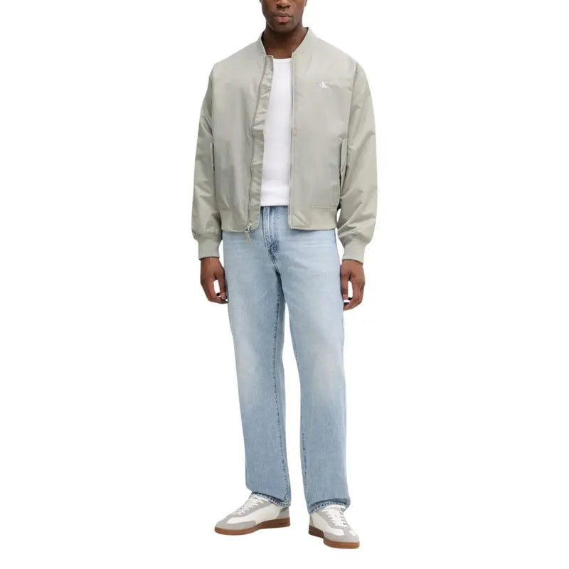 Calvin Klein Jeans Blazer zippé vert en polyamide pour homme, avec blouson bomber beige clair orné d'un logo brodé discret sur la poitrine.