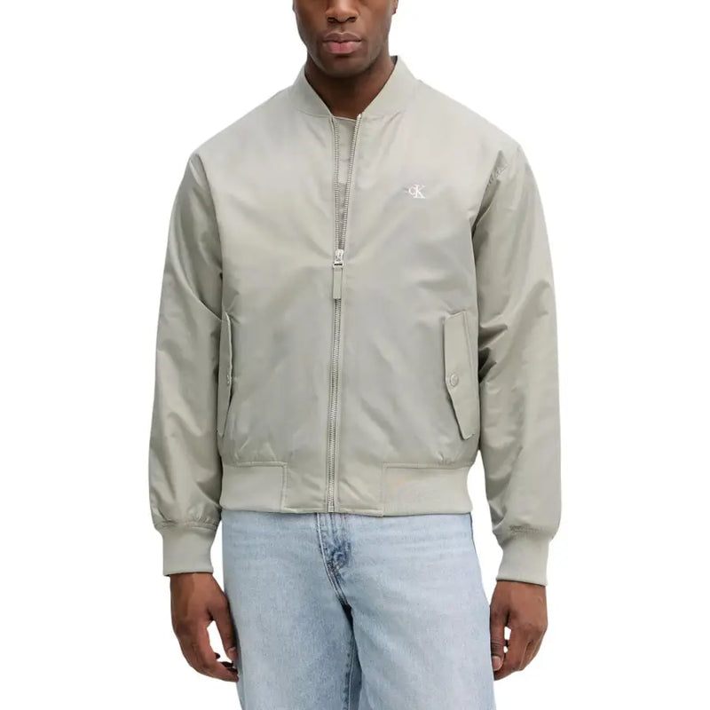 Calvin Klein Jeans Blazer zippé vert en polyamide pour homme, style bomber beige clair, avec logo discret brodé sur la poitrine.