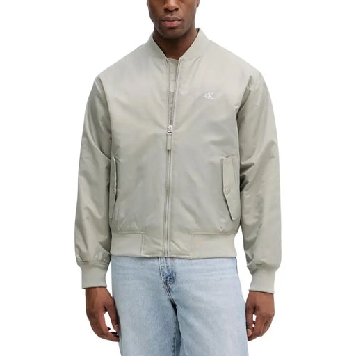Calvin Klein Jeans Blazer zippé vert en polyamide pour homme, style bomber beige clair, avec logo discret brodé sur la poitrine.