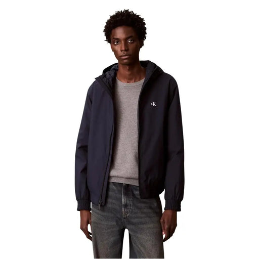 Blazer à capuche bleu marine en polyester pour homme par Calvin Klein Jeans avec un logo blanc sur la poitrine gauche