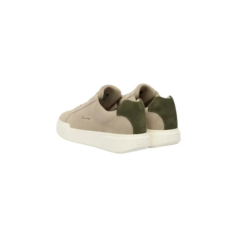 Calvin Klein Jeans Baskets en cuir pour homme, en daim beige et vert olive, avec semelle en caoutchouc blanc et lacets beiges.