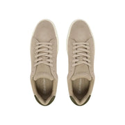 Calvin Klein Jeans Baskets en cuir pour homme, en daim beige avec semelles en caoutchouc blanc et détails vert olive au talon.