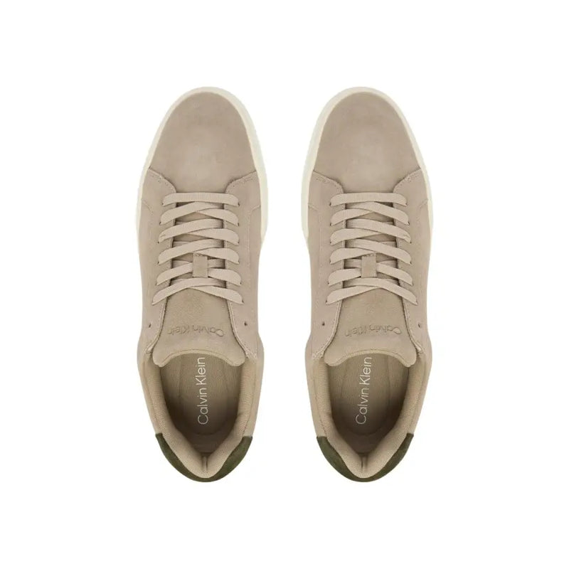 Calvin Klein Jeans Baskets en cuir pour homme, en daim beige avec semelles en caoutchouc blanc et détails vert olive au talon.