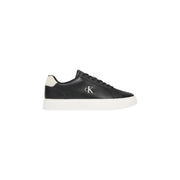 Calvin Klein Jeans baskets basses en cuir noir pour hommestop avec une semelle blanche, une languette arrière crème et le logo CK argenté sur le côté.
