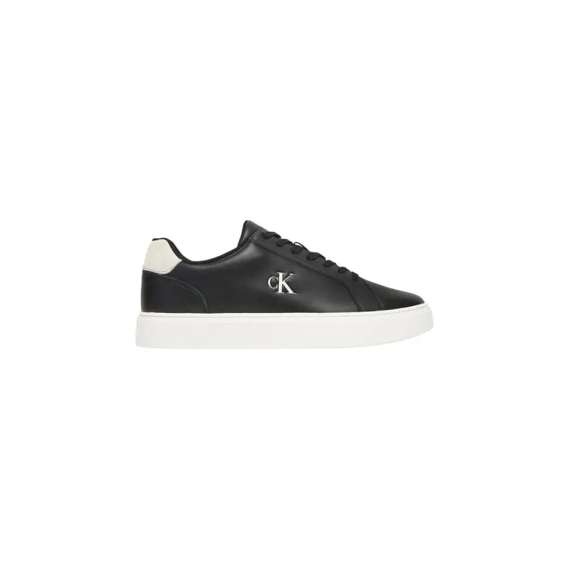 Calvin Klein Jeans baskets basses en cuir noir pour hommestop avec une semelle blanche, une languette arrière crème et le logo CK argenté sur le côté.