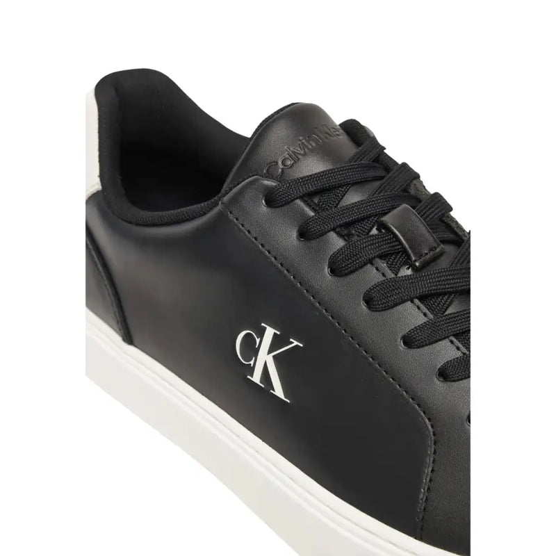 Calvin Klein Jeans Baskets en cuir pour homme, noires avec logo blanc et semelle blanche contrastante, modèle YM0YM01435