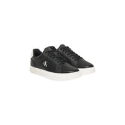 Calvin Klein Jeans Baskets en cuir noir pour homme, avec semelles en caoutchouc blanc et logo blanc contrastant sur le côté.