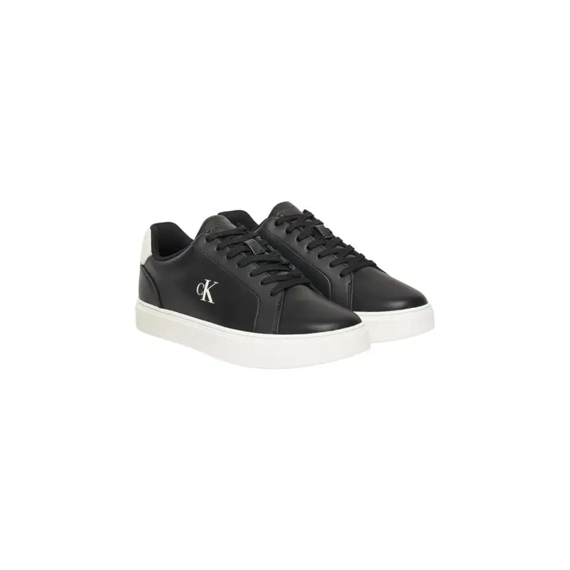 Calvin Klein Jeans Baskets en cuir noir pour homme, avec semelles en caoutchouc blanc et logo blanc contrastant sur le côté.