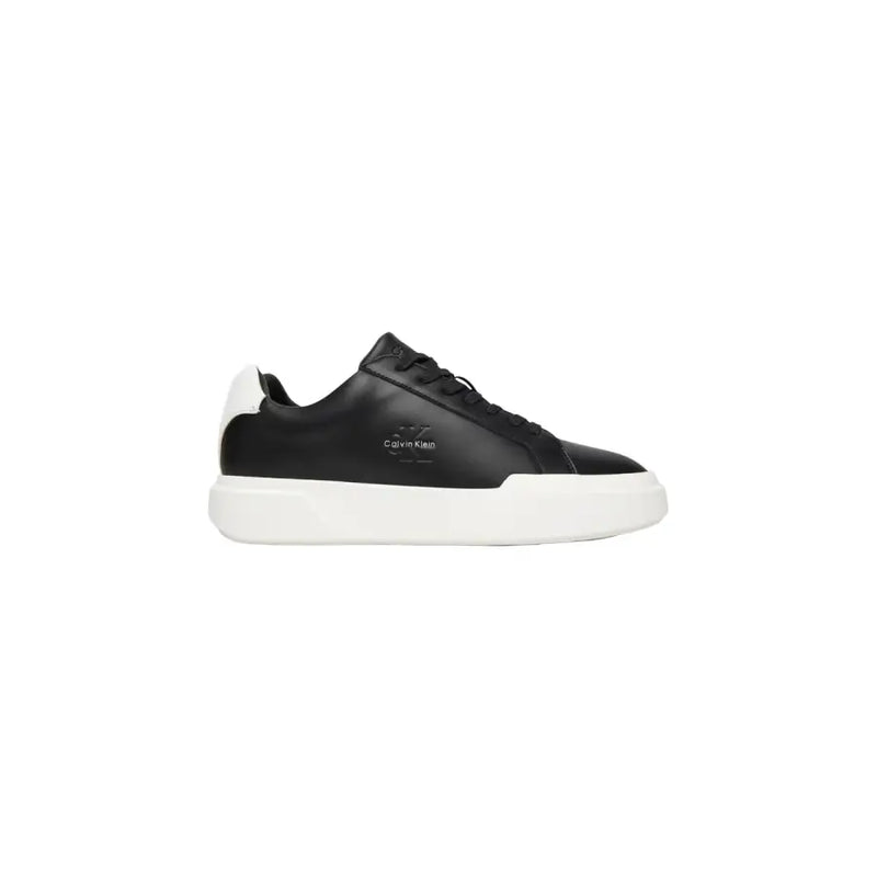 Calvin Klein Jeans Baskets en cuir noir pour homme, avec semelle en caoutchouc blanc et languette au talon en cuir noir.