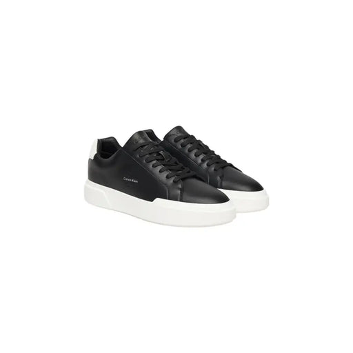 Calvin Klein Jeans Baskets en cuir noir pour homme, semelle en caoutchouc blanc et languette arrière blanche contrastante, vues de l'arrière