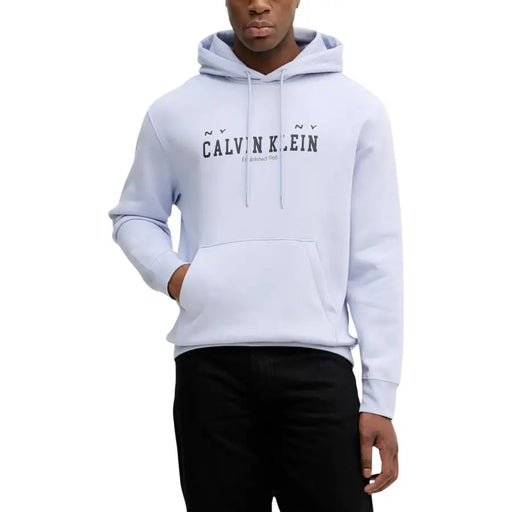 Calvin Klein Jeans Sweat à capuche pour homme en coton lilas avec logo noir et cordons de serrage assortis, idéal pour une tenue décontractée.