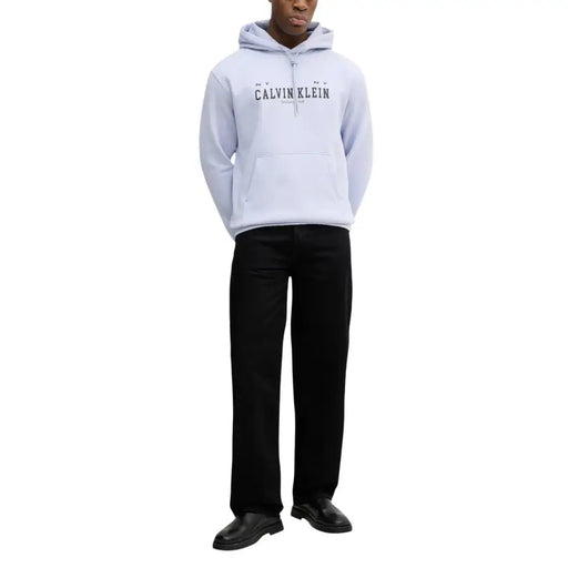 bleu clair Calvin Klein Jeans Sweat à capuche pour homme en coton lilas avec inscription noire et poche avant.