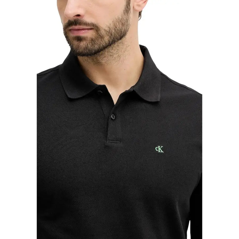 Calvin Klein Jeans Polo homme à manches longues en coton texturé noir, orné d'un discret logo CK vert brodé sur la poitrine.