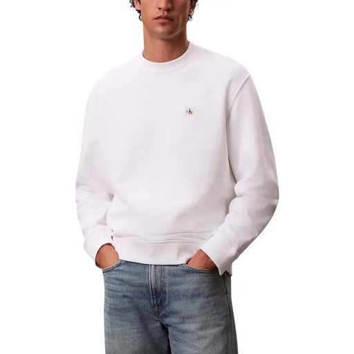 Calvin Klein Jeans Sweat-shirt blanc en coton à col rond pour homme, avec petit logo brodé sur la poitrine gauche.