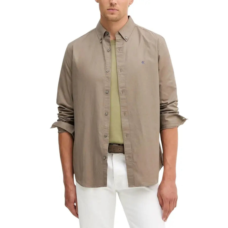 Calvin Klein Jeans Chemise homme beige à boutons avec logo brodé discret sur la poitrine, en tissu mélangé de coton.