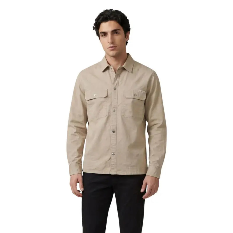Chemise beige à manches longues Calvin Klein Jeans chemise à deux poches poitrine et écusson discret de la marque sur la poche gauche