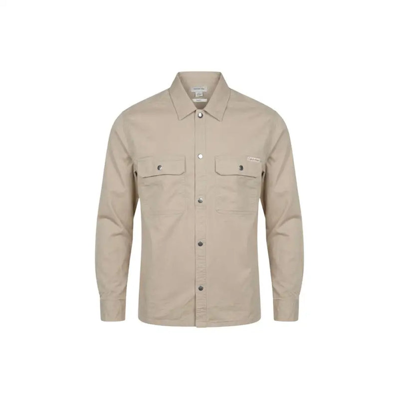 Chemise beige à manches longues boutonnée Calvin Klein Jeans Chemise pour homme avec deux poches poitrine et un discret écusson de marque sur la poche gauche