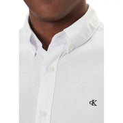 Calvin Klein Jeans Chemise homme blanche à tissage légèrement texturé et logo brodé noir sur la poitrine gauche