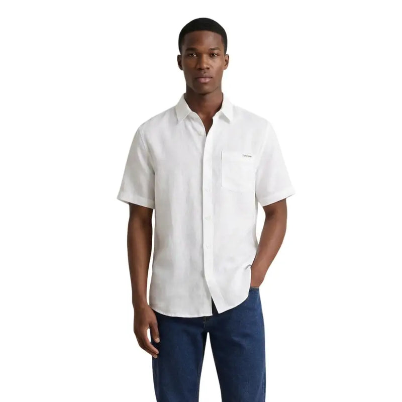 Calvin Klein Jeans Chemise blanche à manches courtes pour homme, boutonnée, avec poche poitrine et logo discret de la marque