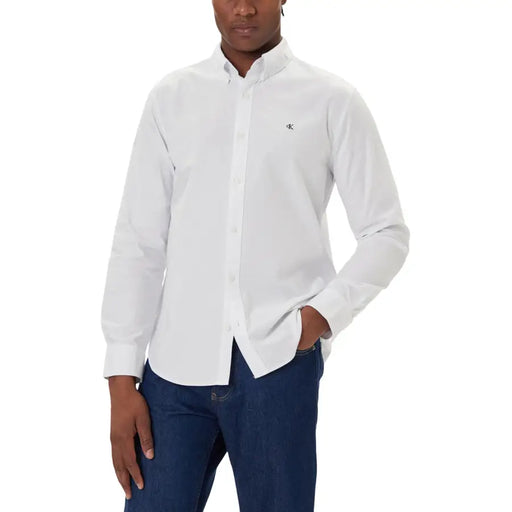 Calvin Klein Jeans Chemise blanche pour homme à boutons avec logo brodé discret sur la poitrine, idéale pour une tenue décontractée.