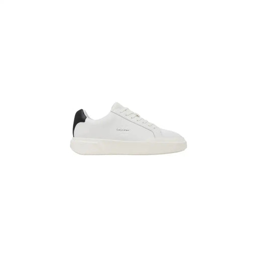 Baskets homme Calvin Klein Jeans en cuir blanc avec languette noire au talon, idéales pour l'automne et l'hiver.