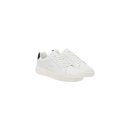 Calvin Klein Jeans Baskets pour homme en cuir blanc avec languettes noires au talon, arborant un design minimaliste automne-hiver