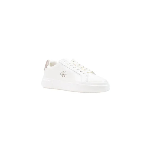 Blanc Calvin Klein Jeans Baskets homme en cuir au design minimaliste et élégant, ornées d'un logo métallique discret, idéales pour l'automne-hiver.