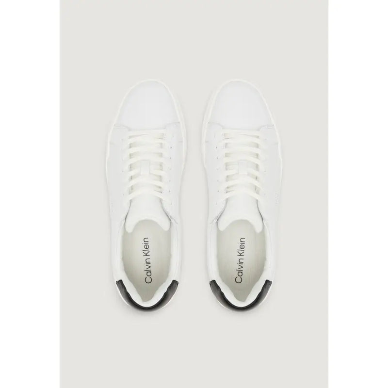 Calvin Klein Jeans Baskets homme en cuir blanc avec embouts et lacets en caoutchouc noir, idéales pour l'automne et l'hiver.
