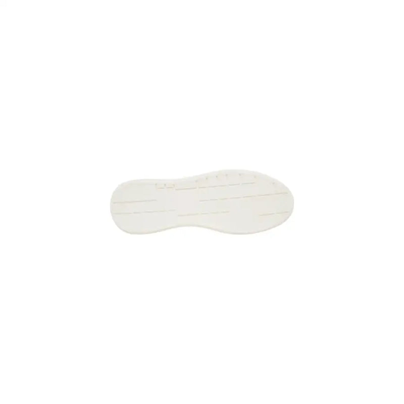 Baskets Calvin Klein Jeans pour homme en cuir blanc avec une semelle en caoutchouc blanc ornée de fines rainures horizontales.