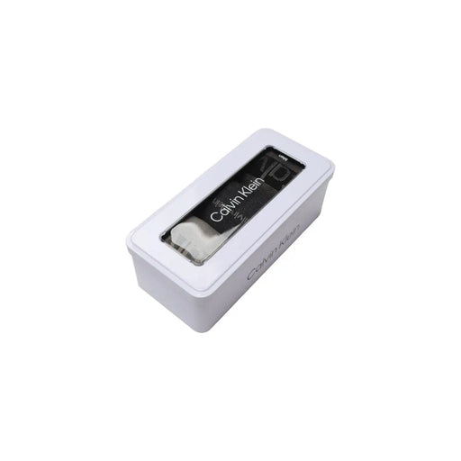 Boîte rectangulaire en métal blanc Calvin Klein avec fenêtre transparente présentant des chaussettes en coton noir et blanc dans un coffret cadeau beige