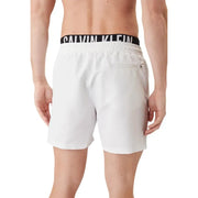 Calvin Klein Jeans Maillot de bain homme, short de bain blanc en polyester avec ceinture élastique noire et logo.