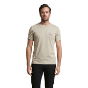 Beige Calvin Klein Jeans hommes t-shirt avec un discret logo CK rouge sur la poitrine gauche, coton décontracté top