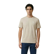 Beige Calvin Klein Jeans hommes t-shirt avec un logo blanc discret sur la poitrine gauche, tissu en coton décontracté