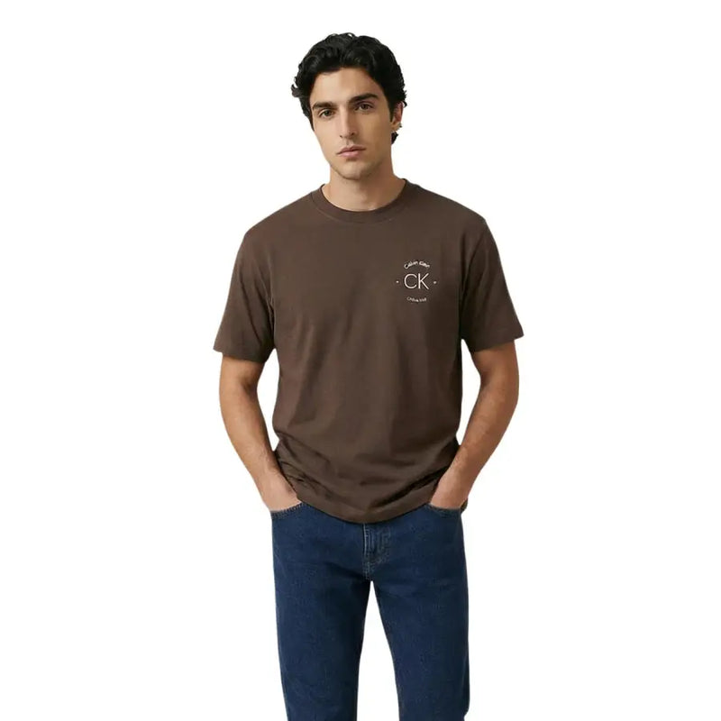 Brun Calvin Klein T-shirt homme en jean avec logo blanc discret sur la poitrine, en coton noir, col rond, style décontracté