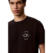 Noir Calvin Klein Jeans coton pour hommes t-shirt T-shirt à col rond, taille S, avec logo CK brodé crème et inscription « 1968 New York ».