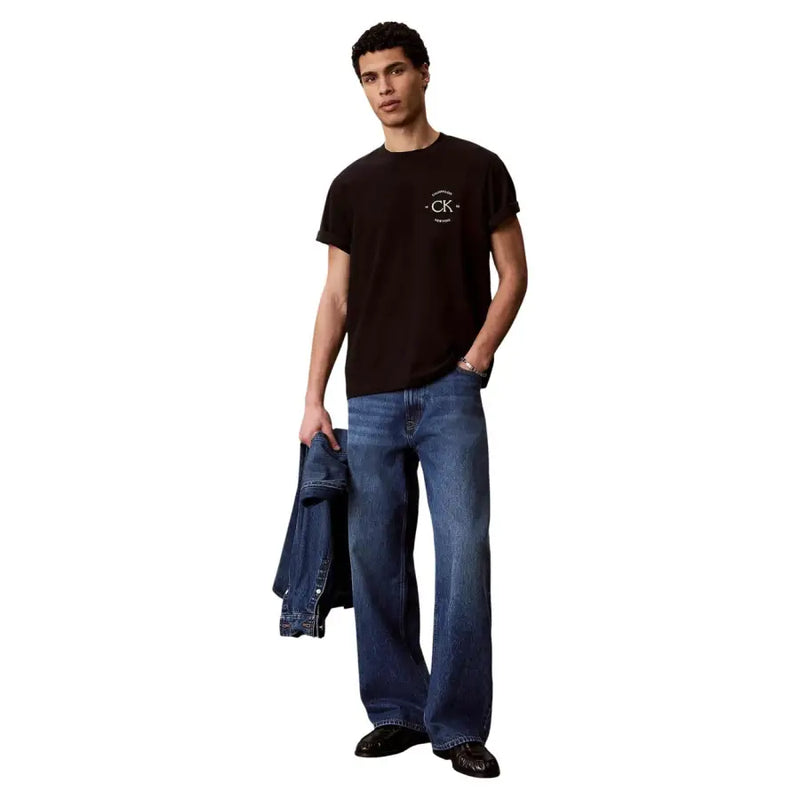 Calvin Klein Jeans T-shirt noir en coton pour homme avec logo circulaire blanc sur la poitrine et col rond.