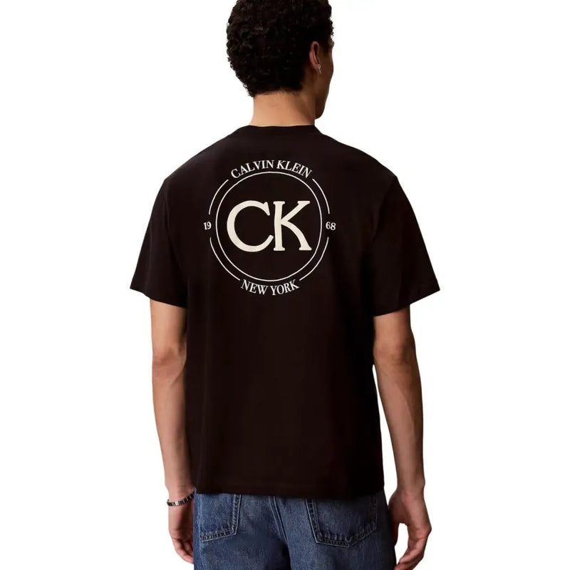 Noir Calvin Klein Jeans T-shirt homme en coton avec logo CK circulaire blanc en gras et Calvin Klein Texte de New York 1968
