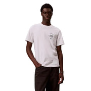 Calvin Klein Jeans T-shirt blanc en coton pour homme avec logo circulaire noir sur la poitrine et col rond.