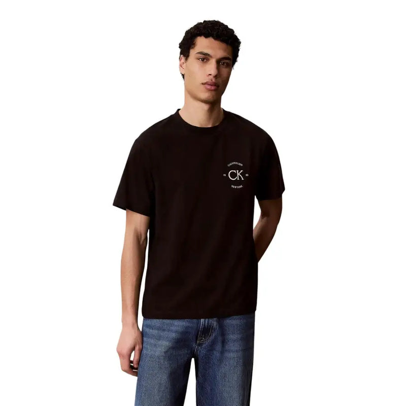 Noir Calvin Klein Jeans T-shirt homme en coton avec logo circulaire blanc sur la poitrine gauche et col rond