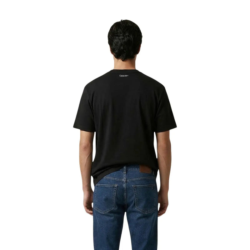 T-shirt homme Calvin Klein Jeans noir avec logo blanc discret à l'encolure, en coton à manches courtes