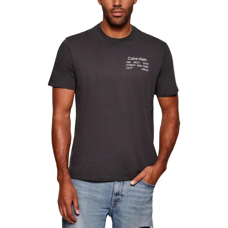 Jean Calvin Klein gris foncé pour homme t-shirt avec l'inscription blanche « 205 West 39th Street, New York City, 10018 » sur la poitrine