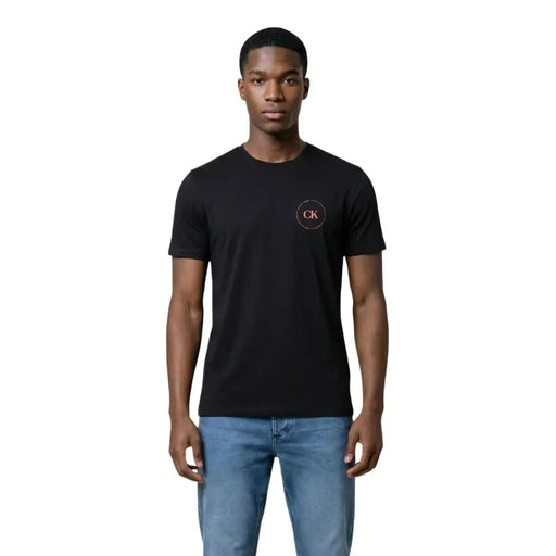 Calvin Klein Jeans hommes noirs t-shirt avec un logo circulaire rose discret sur la poitrine gauche pour une tenue décontractée