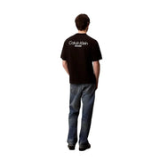 Vue arrière d'un t-shirt Calvin Klein Jeans pour homme, en coton noir avec un logo blanc imprimé au dos.