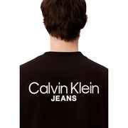Vue arrière d'un t-shirt Calvin Klein Jeans pour homme, en coton noir avec inscription blanche en gras sur le dos