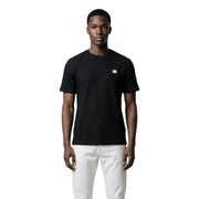 Noir Calvin Klein Jeans hommes t-shirt avec un petit logo blanc sur la poitrine gauche, confectionné en tissu de coton doux