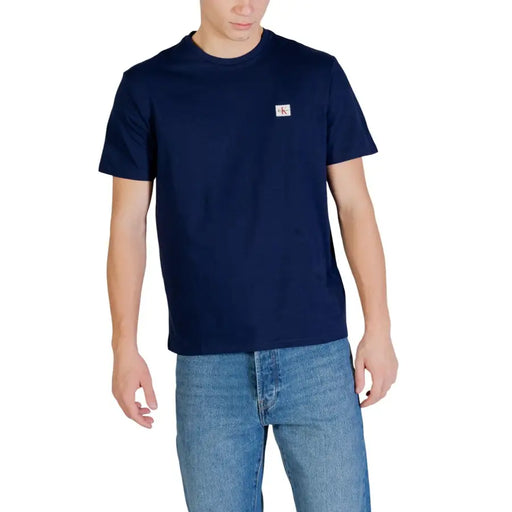 Navy blue calvin klein jeans men t shirt made of cotton with small white logo patch on left chest in ss badge 30s jersey